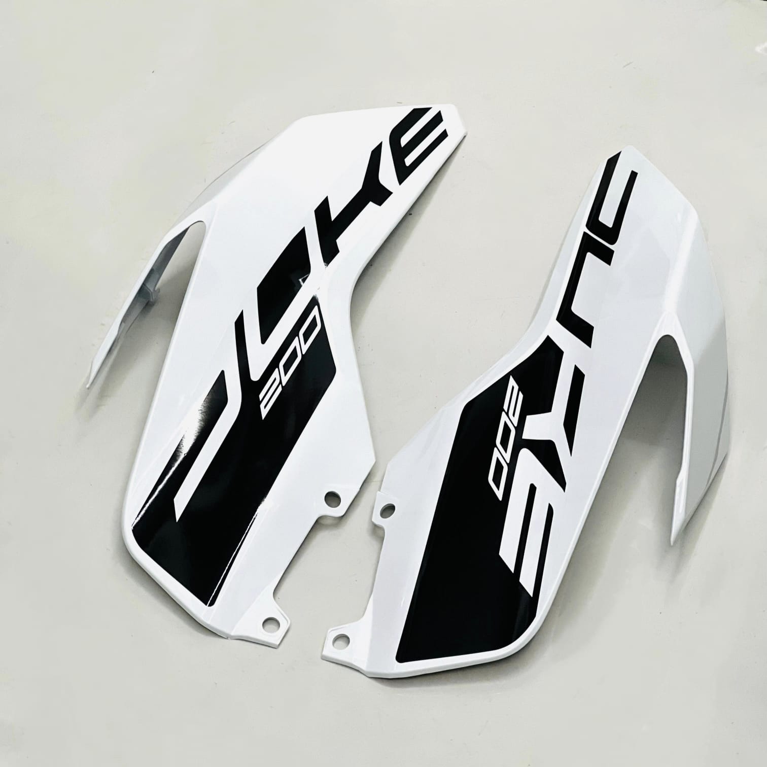 TANK COVER FOR KTM DUKE 200 – CERAMIC WHITE - Image 2